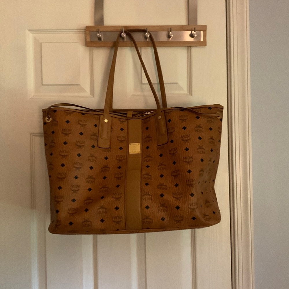 MCM Liz large reversible tote with clutch and extra strap. Great condition